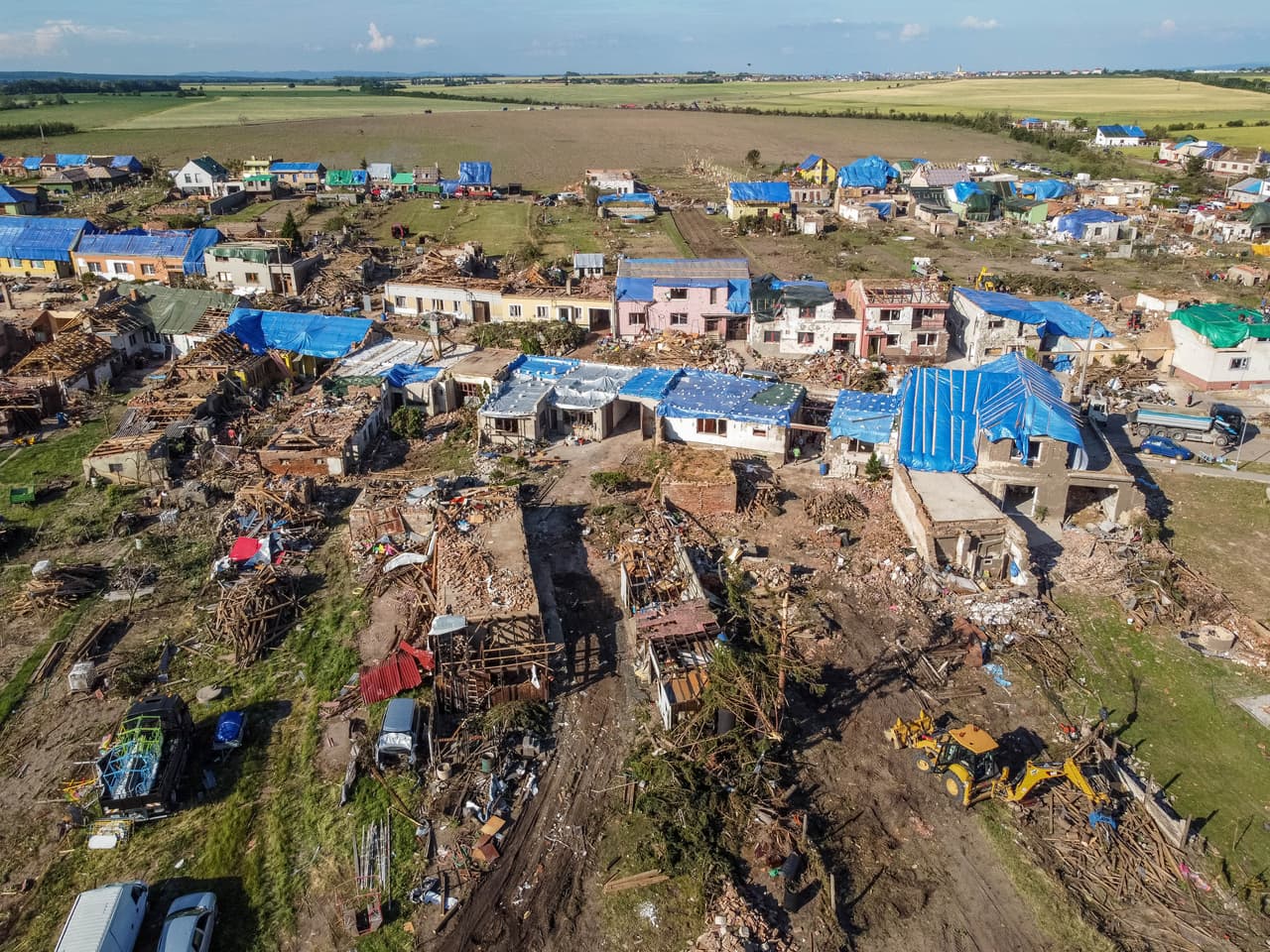 <b>Un tornado golpea por primera vez en República Checa</b>
<br>
<br>El 24 de junio, un poderoso tornado destruyó el pueblo de Hrusky, dejando cinco personas muertas y más de 200 heridos. Esta región del centro de Europa se enfrentó a un desastre de este tipo por primera vez en 2021. "Si piensan que esto es grave, recuerden que lo que vemos ahora es solo la primera" muestra, dice Kristina Dahl, de la las científicas que participó en la redacción del informe de la ONU.