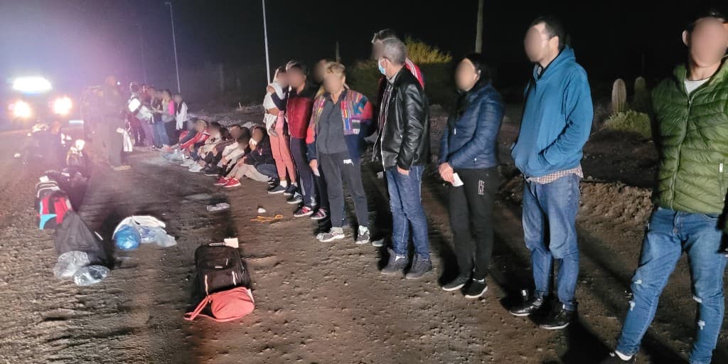 Los grupos grandes de inmigrantes, de 17 nacionalidades, continúan entrando por Lukeville, Arizona.