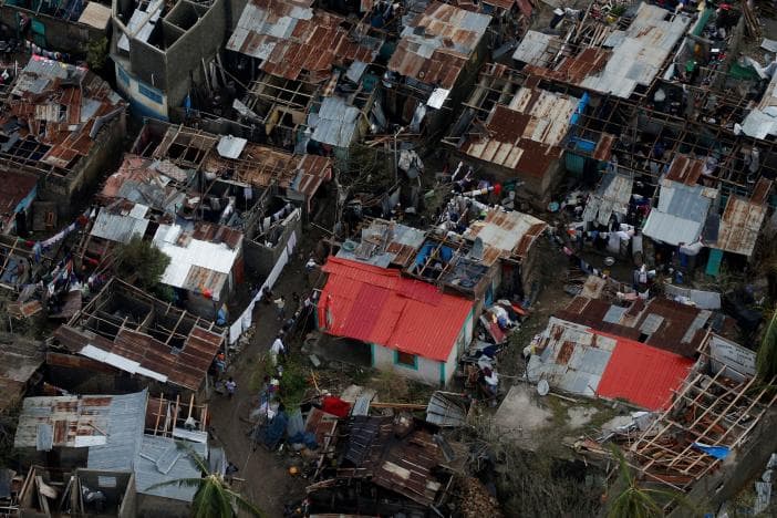 Una vista aérea del golpeado Jeremie en la costa norte de la península suroeste de Haití. El ojo de Mateo pasó sobre la ciudad de 40,000 dañando casi todos los hogares.