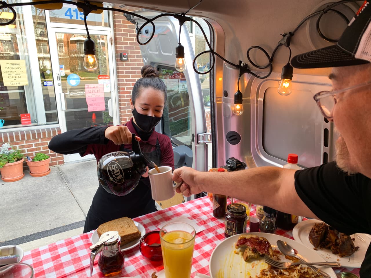 Doug White durante un desayuno abordo de su camioneta.