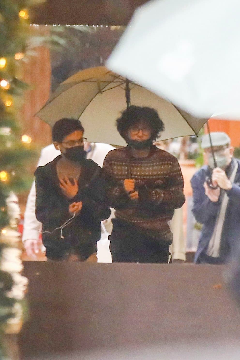 "Es como: 'Espera, 
<b><a href="https://www.univision.com/famosos/jlo-hijos-emme-max-ben-affleck" target="_blank">pensé que éramos los mejores amigos</a></b>, pensé que amabas todo lo que hacía'", relató sobre cómo encara a los chicos tras las críticas y burlas que le hacen.
<br>