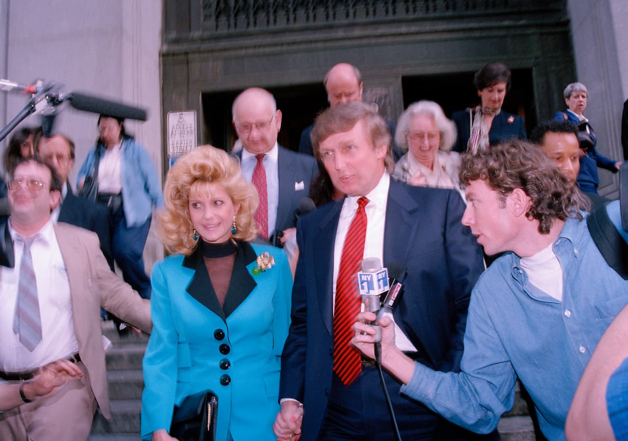 El divorcio y la jugosa suma llegó en un pésimo momento para los negocios de 
<b>Trump que estaban al borde de la bancarrota. </b>
<br>
<br>En la foto, Ivana y Donald Trump 
<b>salen de la corte el 30 de abril de 1993, tras dar el "sí" al acuerdo que por el litigio que los mantuvo en cortes desde el divorcio entre 1991 y 1992. </b>
<br>