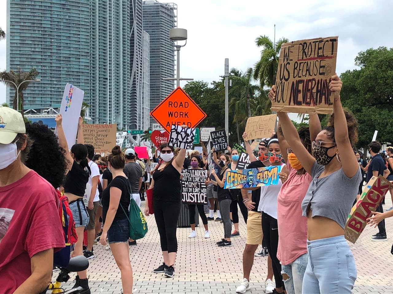 La manifestación han sido muy pacífica, con los presentes cantando consignas y levantando sus pancartas con mensajes alusivos a la igualdad.