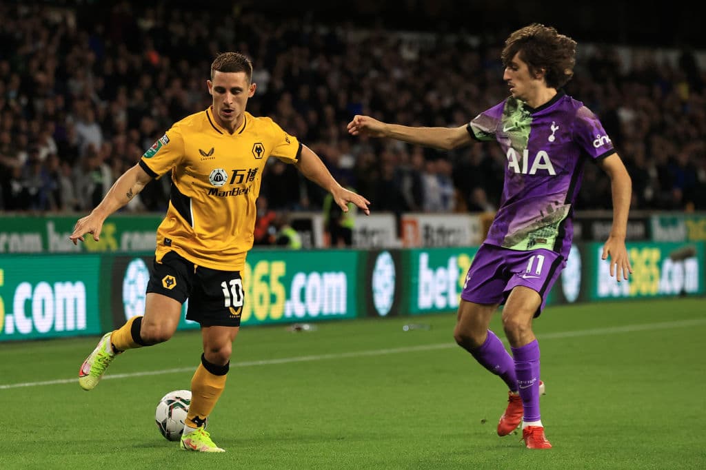 Wolverhampton cae, en tanda de penales, ante Tottenham y pierde su pase a Ocavos de final en la Copa de la Liga Inglesa. Leander Dendoncker y Daniel Podence anotaron para los Wolves, mientras que para los Spurs lo hicieron Tanguy Ndombélé y Harry Kane.