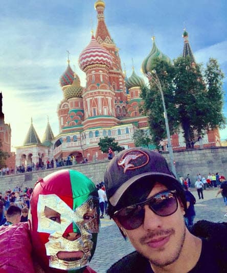 Sus ocurrencias lo han metido en algunos problemas, como cuando su hijo Vadhir lo retó a interrumpir una transmisión televisiva en Rusia y el comediante estuvo a punto de ir a la cárcel, pues un elemento de seguridad se lo quería llevar.