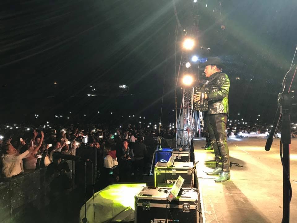 La 'celulitis' a todo lo que dá, con los jóvenes colombianos que no quería perder detalle del concierto y grabar con sus teléfonos el inolvidable momento.