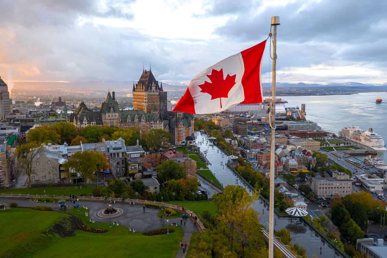 <b>América del Norte</b>
<br>
<br>
<b>País más feliz: Canadá (7.1 puntos) </b>
<br>
<br>Según el Informe mundial sobre la felicidad 2021, un estudio
<br>que pondera
<a href="https://worldhappiness.report/ed/2021/"><u>varios factores clave en el desempeño social de cada país</u></a>, Canadá es el país más feliz de América del Norte.
<a href="https://www.visualcapitalist.com/mapped-global-happiness-levels-in-2021/" target="_blank">Su clasificación general ha caído a lo largo de los años</a>: en 2019 ocupó el noveno lugar a nivel mundial, el undécimo lugar en 2020 y el decimocuarto lugar en el informe de este año.