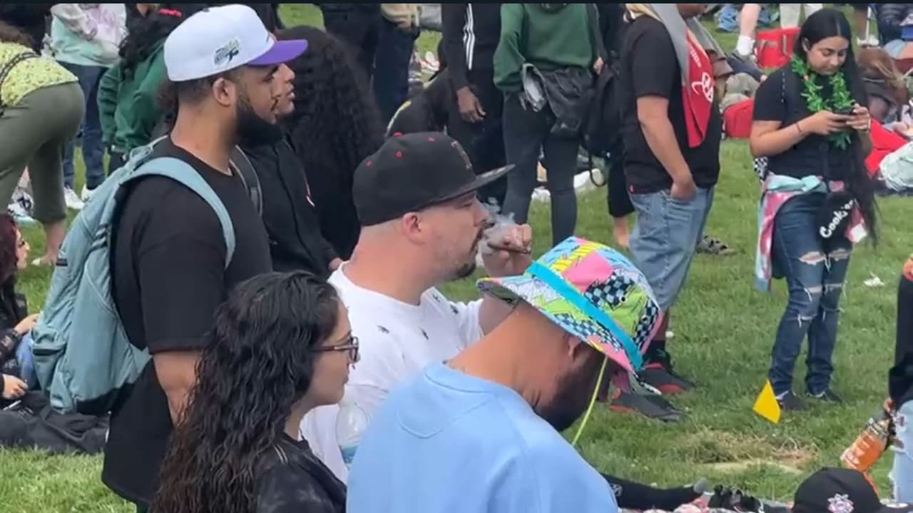 A pesar de que hubo mucha gente en el festival 4/20, no se reportaron incidentes de violencia. Los organizadores dijeron que en el evento se promovió la paz y el amor.
<br>
<br>