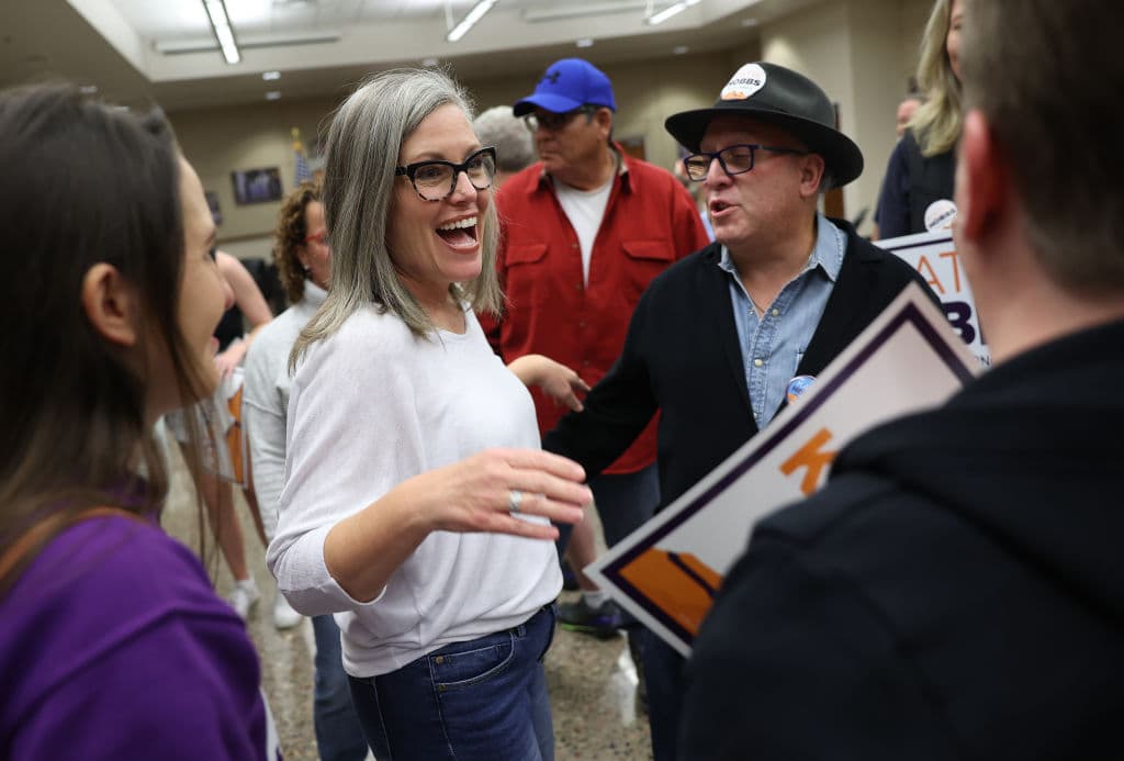 La demócrata Katie Hobbs gana la gobernación de Arizona y derrota a una candidata apoyada por Trump