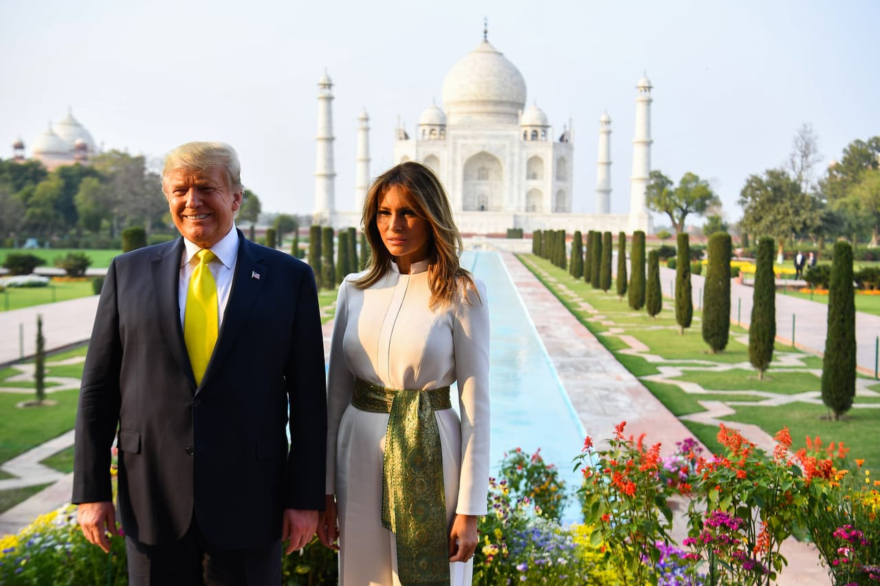 Donald Trump y su esposa Melania frenta al Taj Mahal, uno de los íconos arquitectónicos de India. Este país recurrió ofeció una colorida y alegre bienvenida al presidente estadounidense, que el lunes comenzó una vertiginosa visita de 36 horas más centrada en el espectáculo que en la política, y que incluyó un gran mitin para reafirmar los lazos bilaterales.