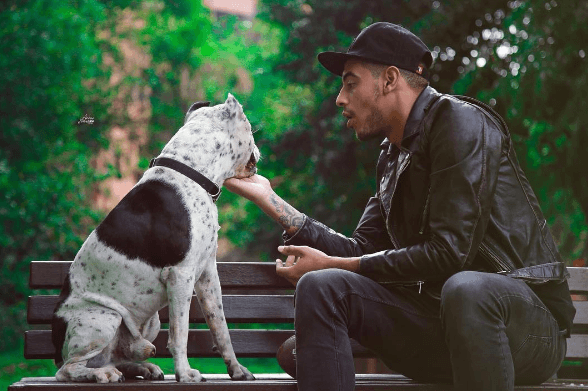 Manuel Medrano es otro de los fieles amantes de las mascotas y él pasa mucho tiempo con su querido perro.