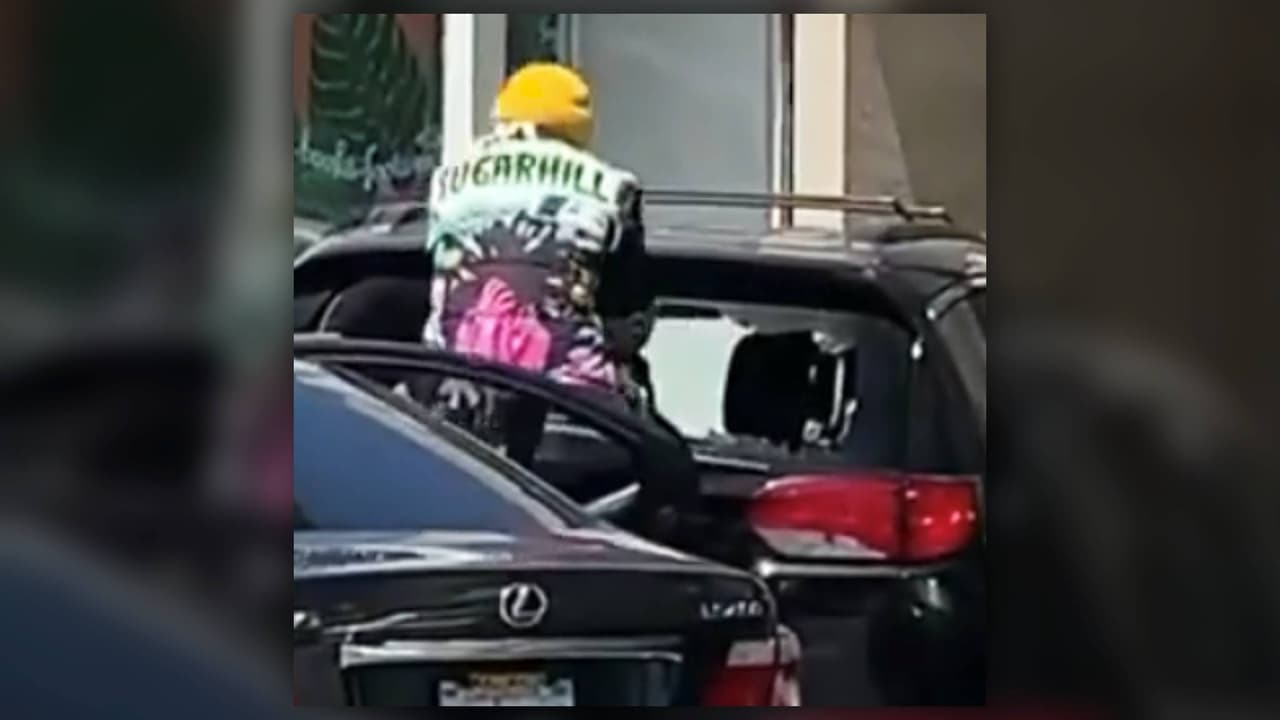 "Pasa todos los días": graban a hombre robando pertenencias de autos a plena luz del día en Oakland