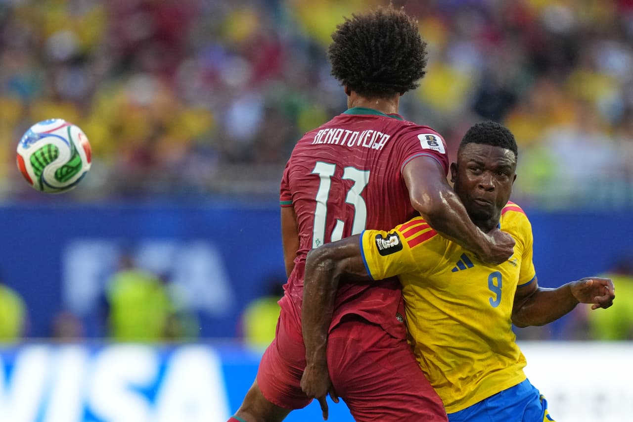 Jhon Córdoba y Renato Veiga disputan el esférico durante el partido.