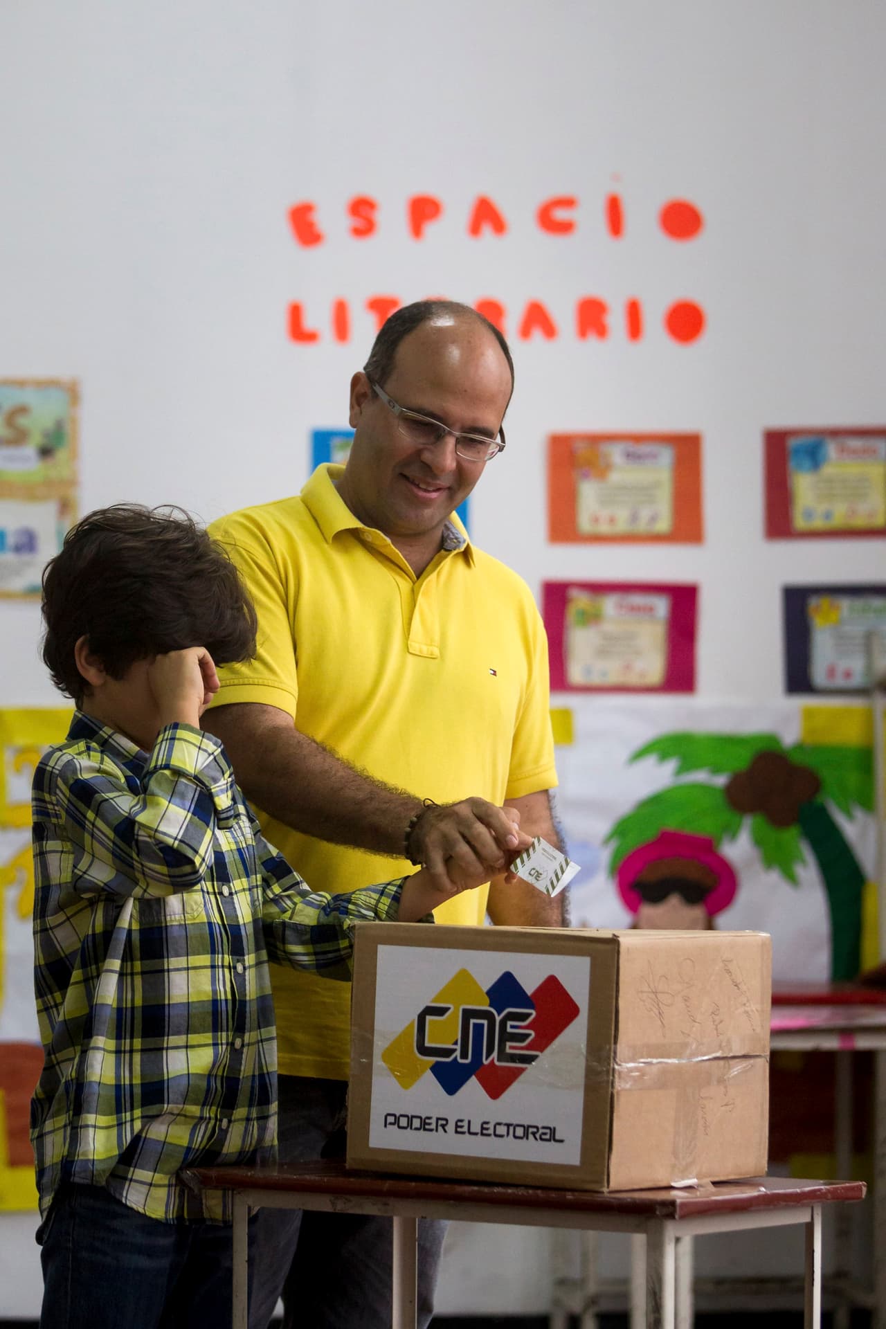 <b>Diputado opositor.</b> 15 de julio de 2017. Jorge Millán, parlamentario opositor por el Distrito Capital
<a href="http://efectococuyo.com/politica/agreden-y-anulan-pasaporte-al-diputado-jorge-millan-en-maiquetia/">denunció haber sido golpeado</a> en el aeropuerto de Maiquetía por cinco policías para ser despojado de su pasaporte y borrar información de su teléfono cuando se disponía a viajar al exterior.