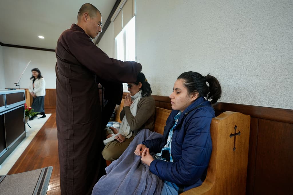 Aunque en su mayoría, el templo recibe a fieles de origen asiático, también 
<b>hay devotos y visitantes latinos</b>, como Ana Laura Mayorga, a la izquierda, y su hija Sonia Mayorga, quienes recibieron una bendición por parte de uno de los 
<b>monjes residentes</b> en el 
<b>Templo de la Montaña Wei,</b> en Rosemead, California.