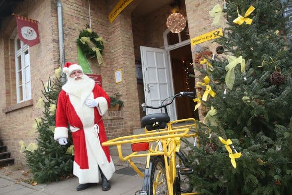 Santa Claus recibe cientos de miles de cartas cada año, reporta el Servicio Postal. Por eso, la Operación Santa ayuda a que más niños puedan recibir un obsequio de Navidad.