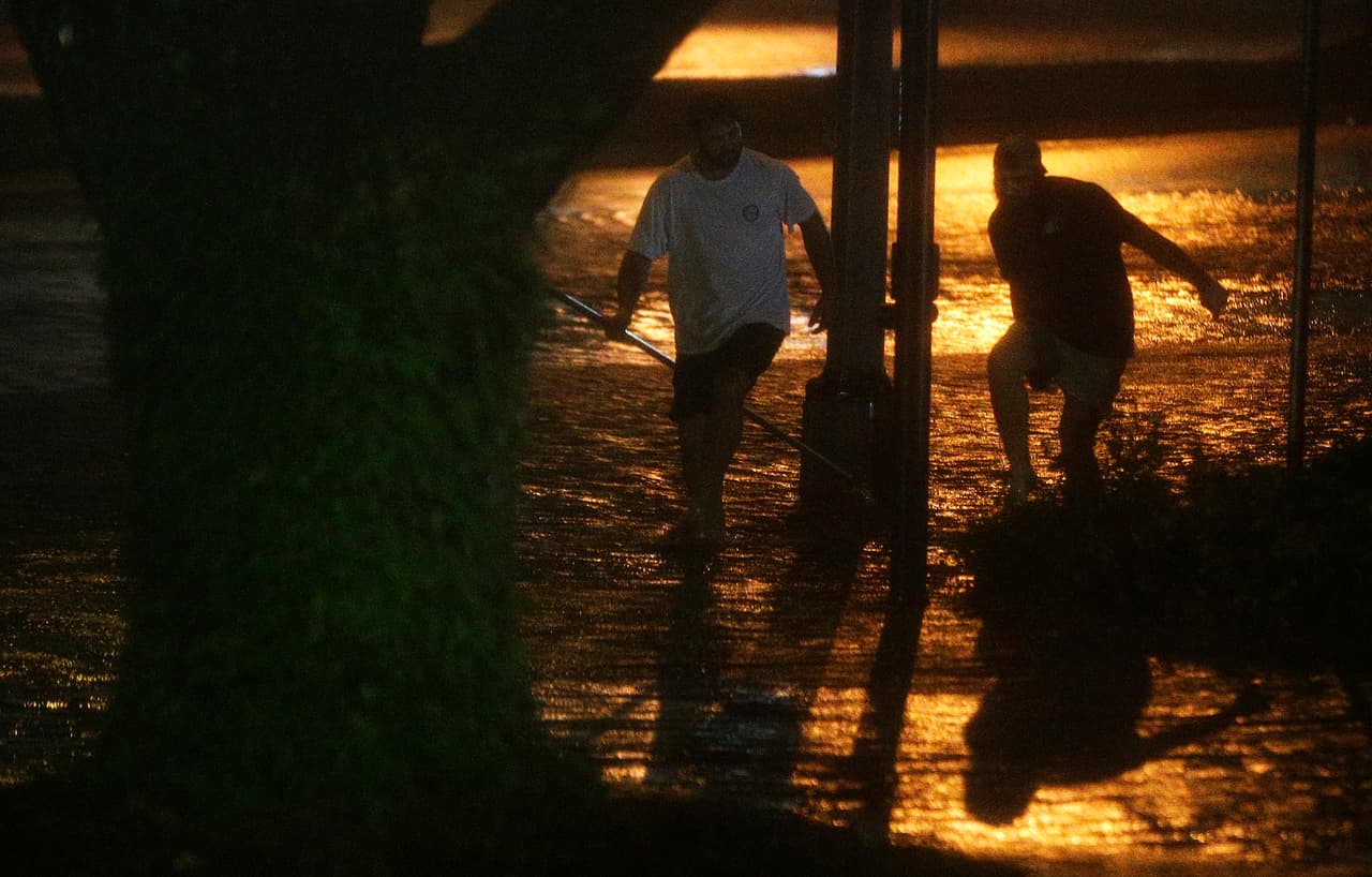 Las autoridades impusieron un toque de queda en Nueva Orlean que entró en vigor el sábado a las 19:00 horas, pero el alcalde lo canceló una hora más tarde cuando parecía que la tormenta había pasado sin causar grandes problemas.