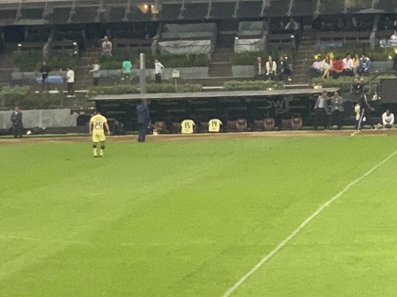 Previo al juego, durante el calentamiento y en la foto oficial, jugadores de América recuerdan con cariño y envían muestra de apoyo para sus futbolistas lesionados.