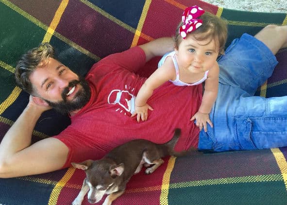 El actor venezolano Melvin Cabrera, con su hija, disfrutando de una tarde de verano.