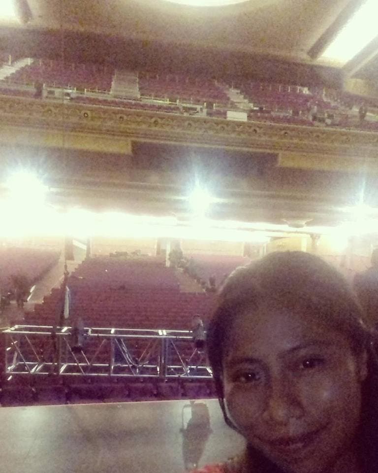 Durante la filmación de 'Roma' Yalitza, no podía ocultar su felicidad, aunque siempre fue muy discreta. Esta fotografía la compartió después de grabar la escena cuando 'Cleo' va al cine con 'Fermín' en el teatro Metropólitan en la Ciudad de México.