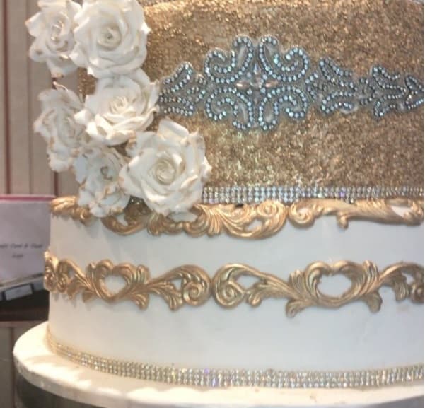 El pastel de cumpleaños número 48 de Jennifer López fue de seis pisos y cada uno tenía diseños exclusivos, según informó en Instagram la repostera.