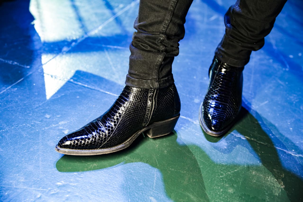 Las que no pudieron faltar fueron sus botas vaqueras. El calzado le dio el toque de regional mexicano.