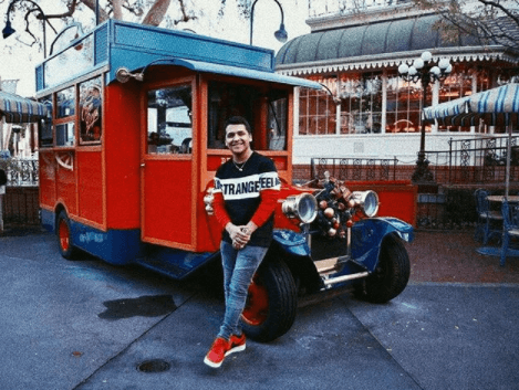 Como todo fanático de los autos, Christian se tomó varias fotos en los 'curiosos' y raros vehículos que hay por todo el parque de Disney.