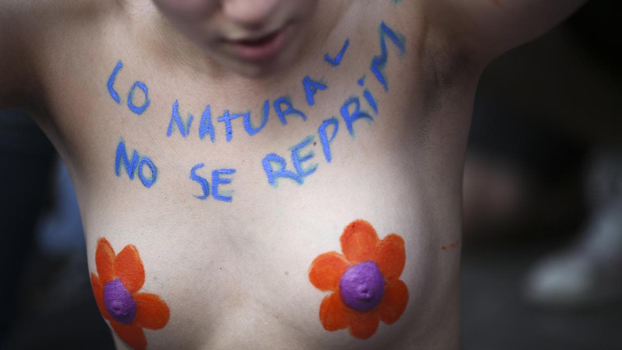 Women in Argentina stage 'tetazo' protest 