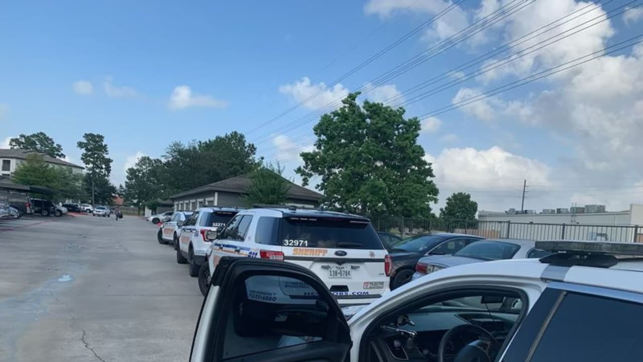 unidades respondieron a un incidente en el 17100 blk de Sunshine Street. Preliminar: un preescolar (de unos 4 años) encontró una pistola sin seguro en casa y disparó sin querer a un niño de 1 año/hermano. El niño ha sido trasladado al hospital; la herida no es de consideración.
