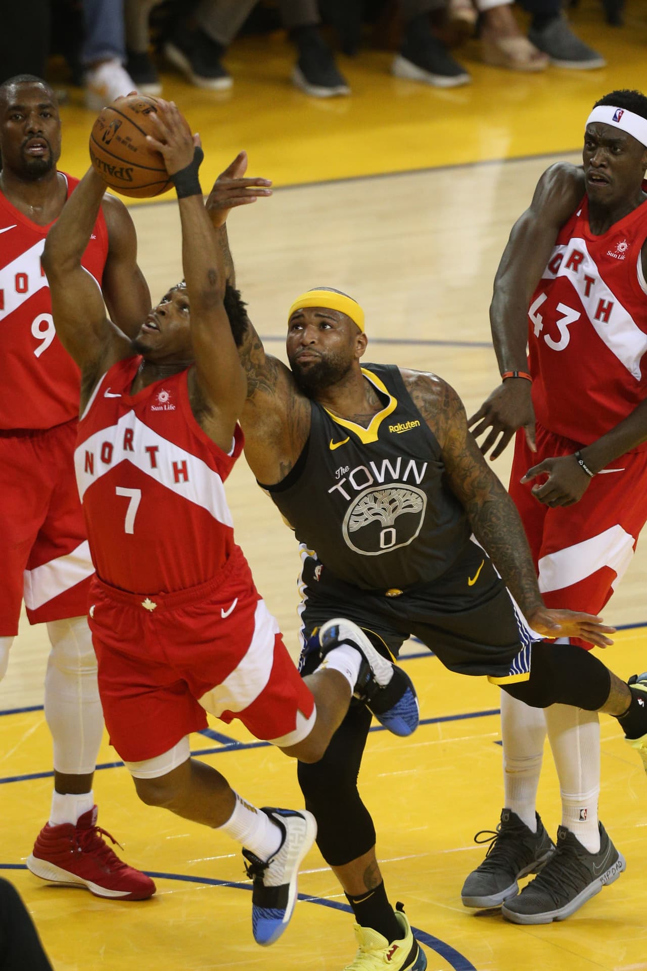 La buena noticia para Toronto al término de dos periodos, es que Lowry (7) estaba al rojo vivo y se fue con 21 puntos y seis asistencias.