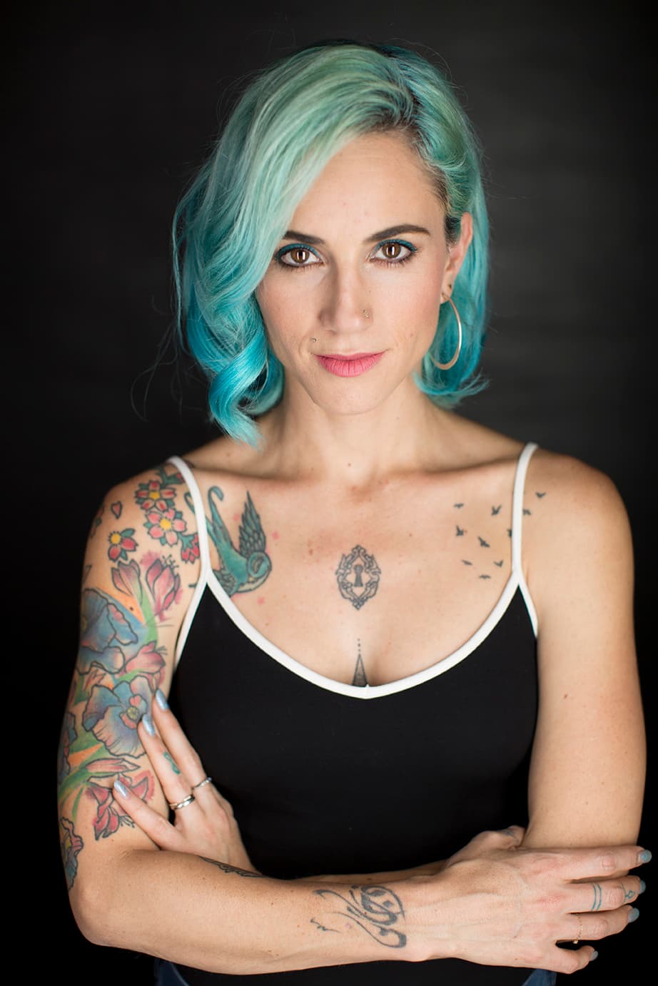 <b><a href="http://www.kalindakano.com.mx/">Kalinda Kano</a>, presentadora.</b> “A los 14 años le dije a mi mamá ‘siento que necesito un tatuaje’, ella es súper hippie y me dijo que si me sacaba buenas calificaciones me lo podía hacer. Lo chistoso es que ese tatuaje me lo hice en mi espalda baja, y justo el verano siguiente me estiré un poco y entonces el tatuaje se movió y se subió. No tengo ni idea cuántos tengo en total, en algún momento empecé a hacerme tatuajes compuestos".