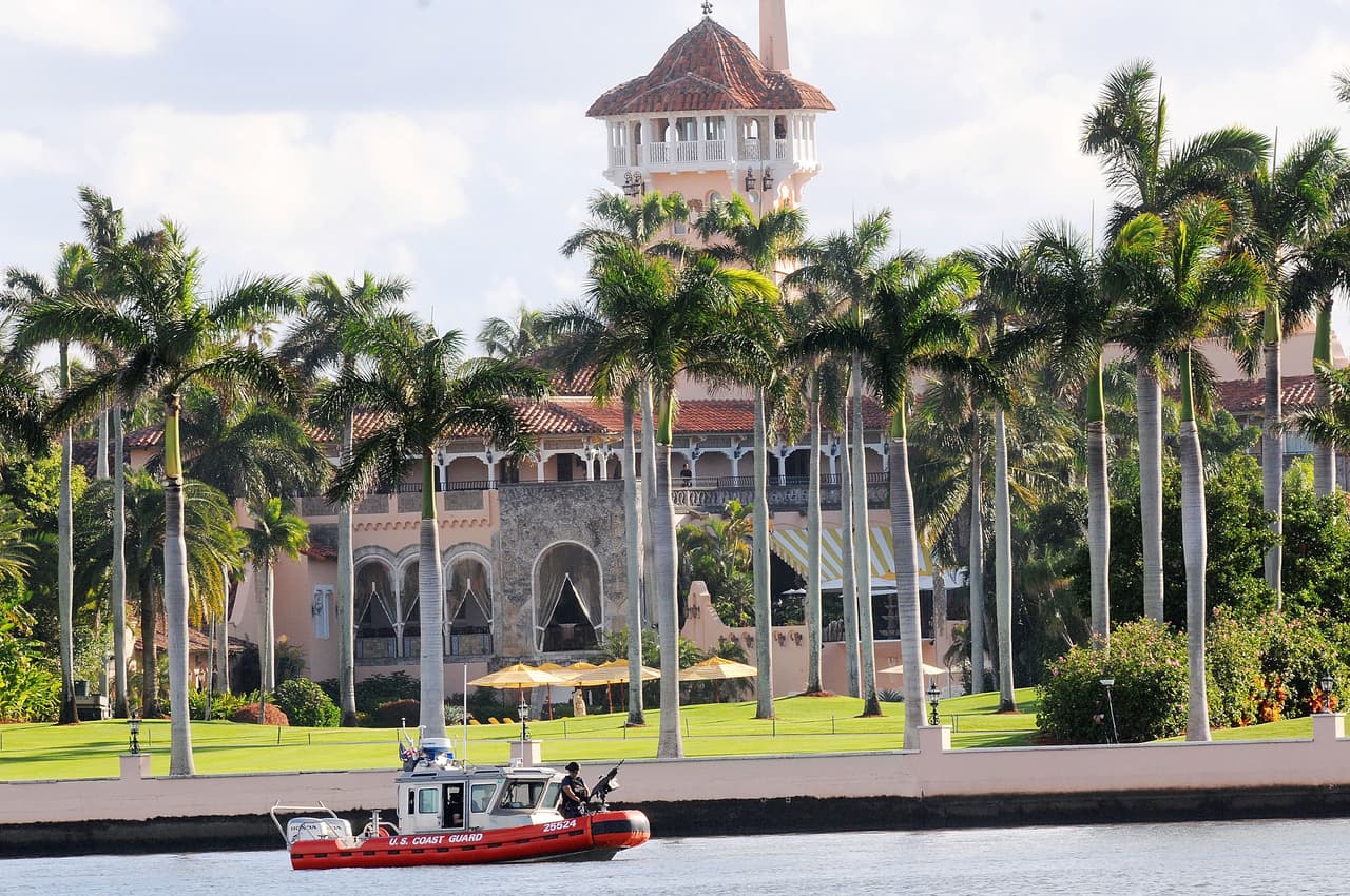 Un barco del guardacostas pasa a través del centro turístico de Mar-a-Lago donde el presidente electo Donald Trump pasará el día de Acción de Gracias.