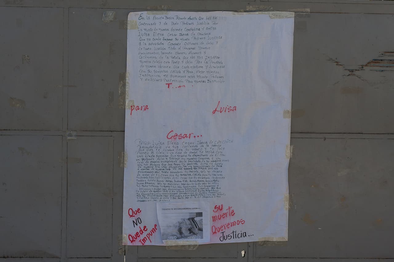 En el portón del estacionamiento donde fue asesinada Luisa César, las maestras pegaron un cartel con la foto de la profesora y el mensaje: "Que no quede impune su muerte. Queremos justicia".