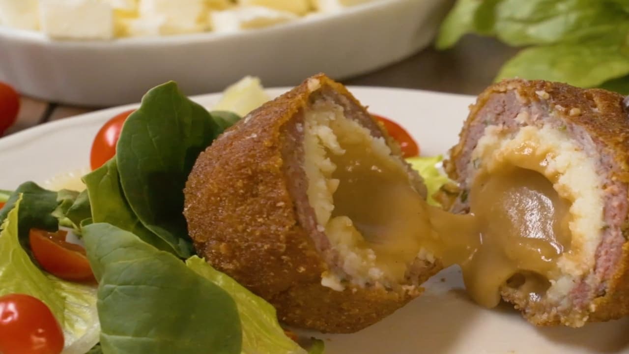 Croqueta de carne, puré y gravy