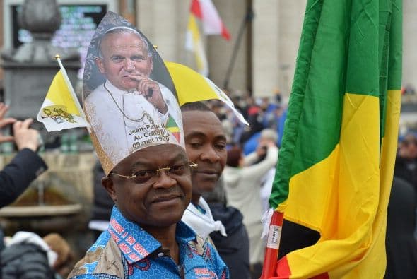 Este hombre también llevó una camisa muy especial.