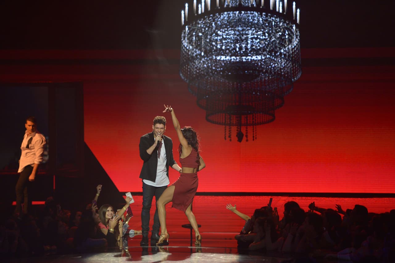 Su ritmo bachatero lo volvimos a ver mientras cantó “Eres una niña” de Gerardo Ortiz.