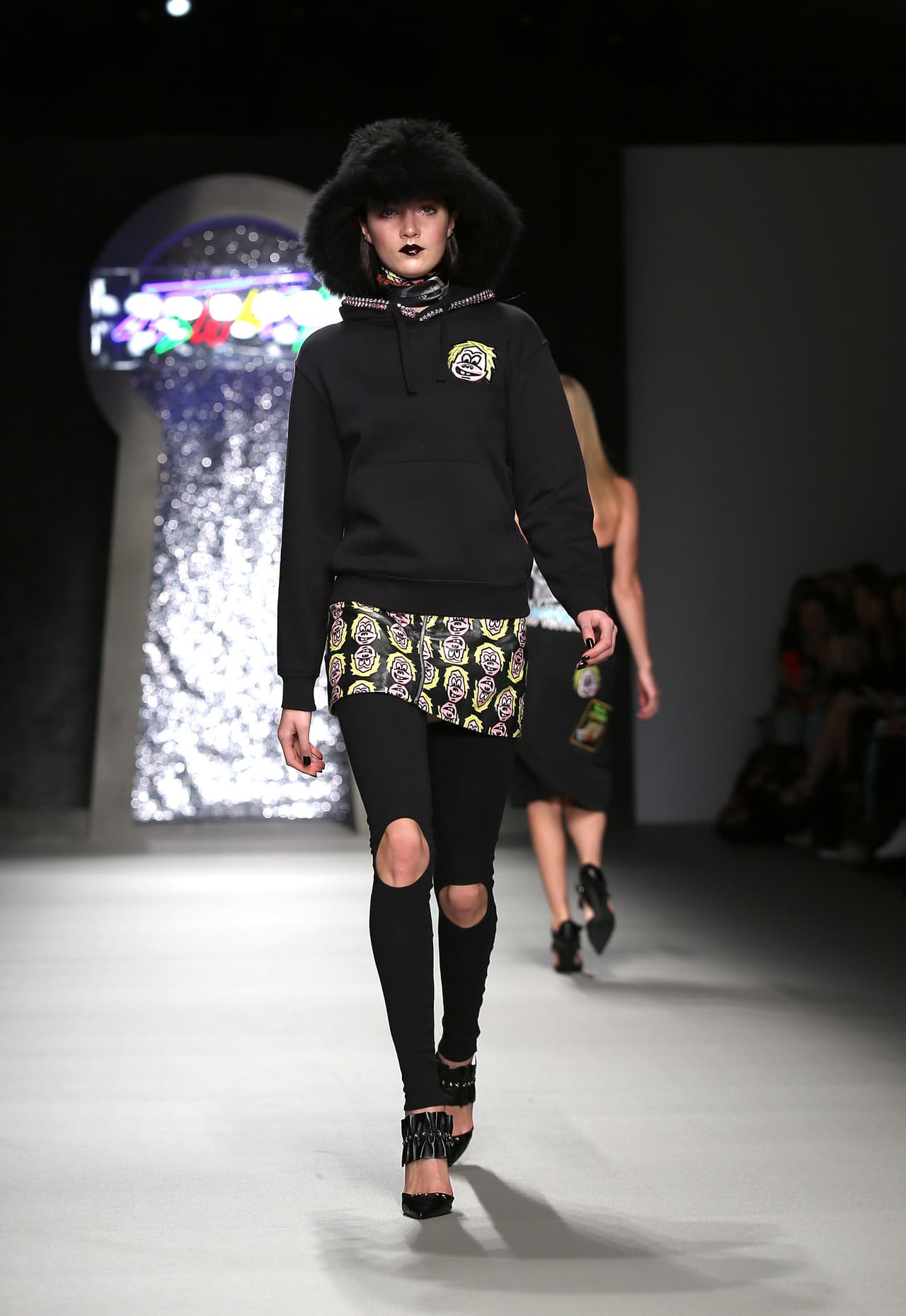 La clásica. La sudadera negra fue siempre una prenda sporty básica. Este invierno, puedes complementarla con un pantalón skinny estampado y zapatos altos, para lucir súper a la moda y elegante en la oficina.