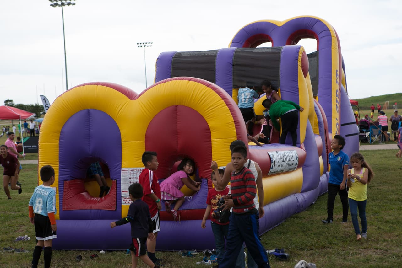 Cientos de personas se divirtieron en la edición 2016 de Copa Univision Austin, un evento que reúne a la comunidad y a los amantes del futbol soccer.