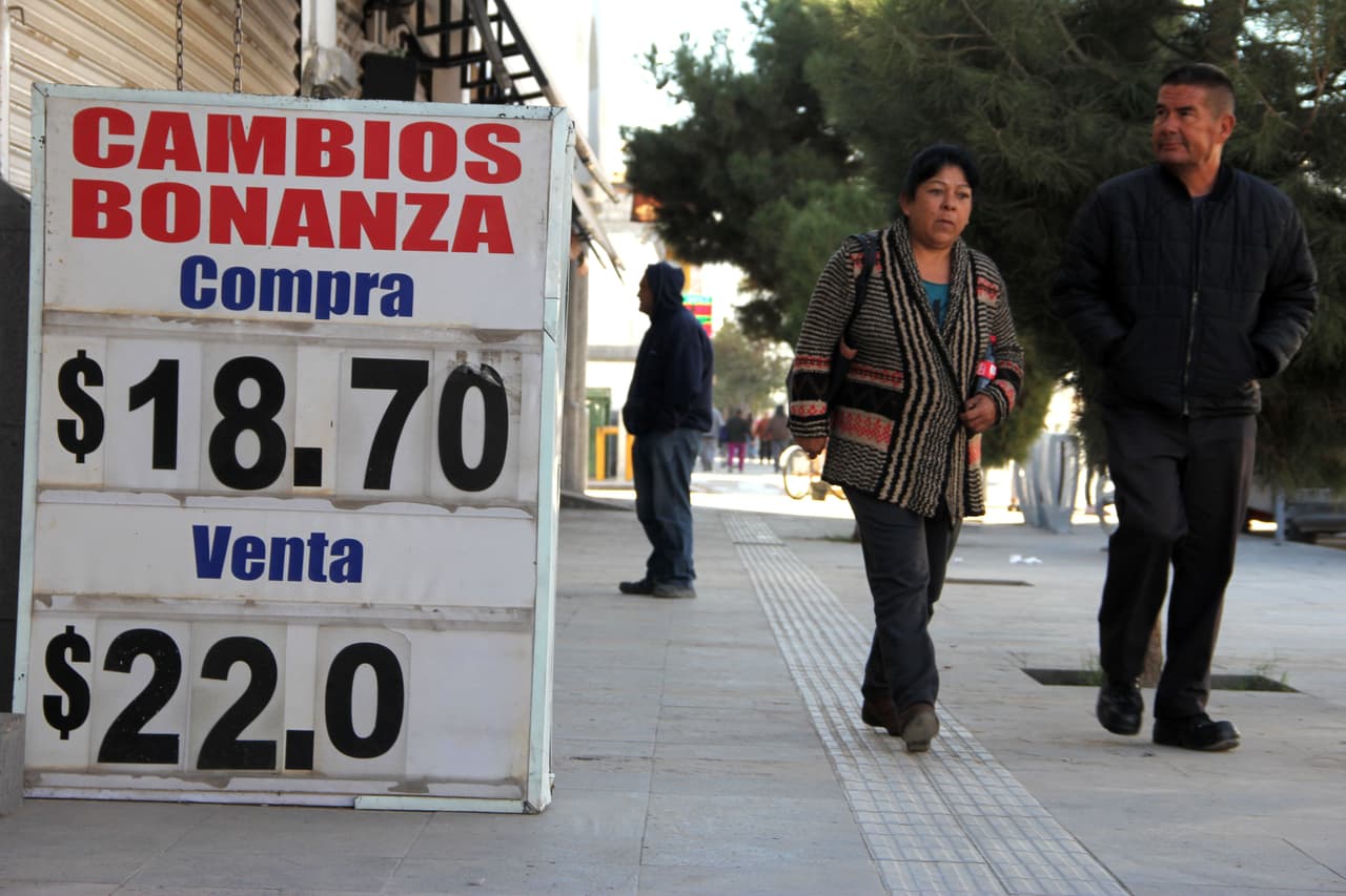 Al día siguiente de los comicios estadounidenses, el 9 de noviembre de 2016, la caída del peso continuó. En la imagen, una casa de cambio promociona su oferta en la ciudad fronteriza de Ciudad Juárez, en el estado mexicano de Chihuahua. (Herika Martínez / AFP)