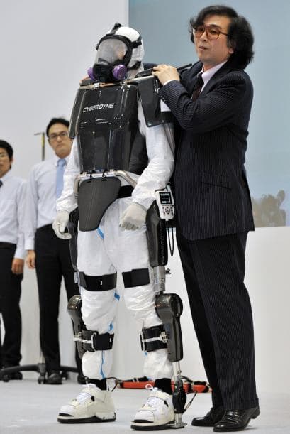 El traje robótico también cuenta con un ventilador en la espalda para liberar el calor corporal, un termómetro y un medidor del ritmo cardiaco para prevenir ataques al corazón durante trabajos en condiciones extremas.