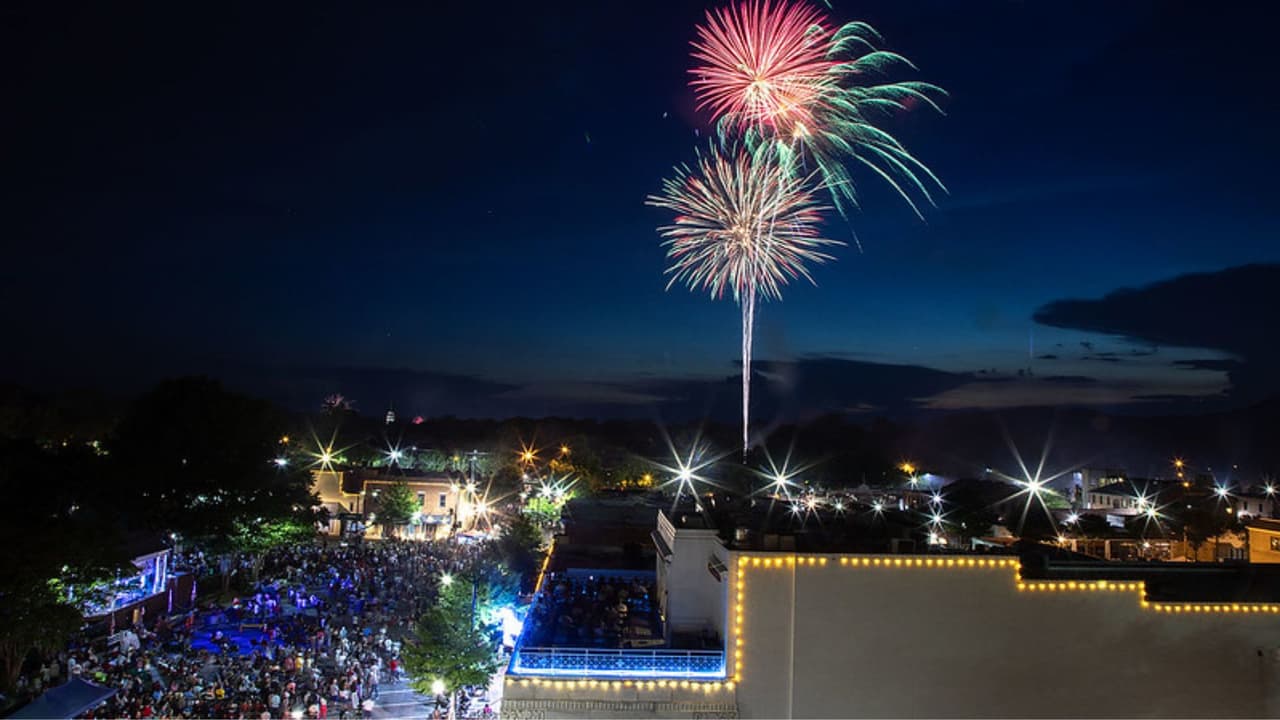 <h2 class="cms-H2-H2">🏙️ Condado Cobb</h2>
<br>
<ul>
<li data-start="3190" data-end="3457"> <b>Fourth in the Park – Marietta Square</b></li>
</ul>
<br>📅 4 de julio
<br>⏰ Festival 10 AM–9 PM; desfile 10 AM; conciertos hasta 9:30; fuegos a las 9:30 PM
<br>📍 50 N Park Square NE, Marietta, GA
<br>💵 Gratis
<br>
<br>
<ul>
<li data-start="3459" data-end="3696"> <b>July Fourth Concert & Fireworks – Acworth (Cauble Park)</b></li>
</ul>
<br>📅 4 de julio
<br>⏰ Música + food trucks; fuegos artificiales a las 9:30 PM
<br>📍 Cauble Park, Acworth, GA
<br>💵 Gratis
<br>
<br>
<ul>
<li data-start="3698" data-end="3935"> <b>Celebration, Cruise-In & Fireworks – Powder Springs (Thurman Springs Park)</b></li>
</ul>
<br>📅 4 de julio
<br>⏰ Día completo; show de autos + fuegos artificiales 9:30 PM
<br>📍 Thurman Springs Park, Powder Springs, GA
<br>💵 Gratis
<br>
<br>
<ul>
<li data-start="3937" data-end="4204"> <b>Star Spangled Nights – Six Flags Over Georgia (Austell)</b></li>
</ul>
<b> </b>
<br> 📅 4–5 de julio
<br> ⏰ Fuegos sincronizados por la noche
<br> 📍 275 Riverside Pkwy, Austell, GA
<br>💵 Incluido con entrada al parque
<br>