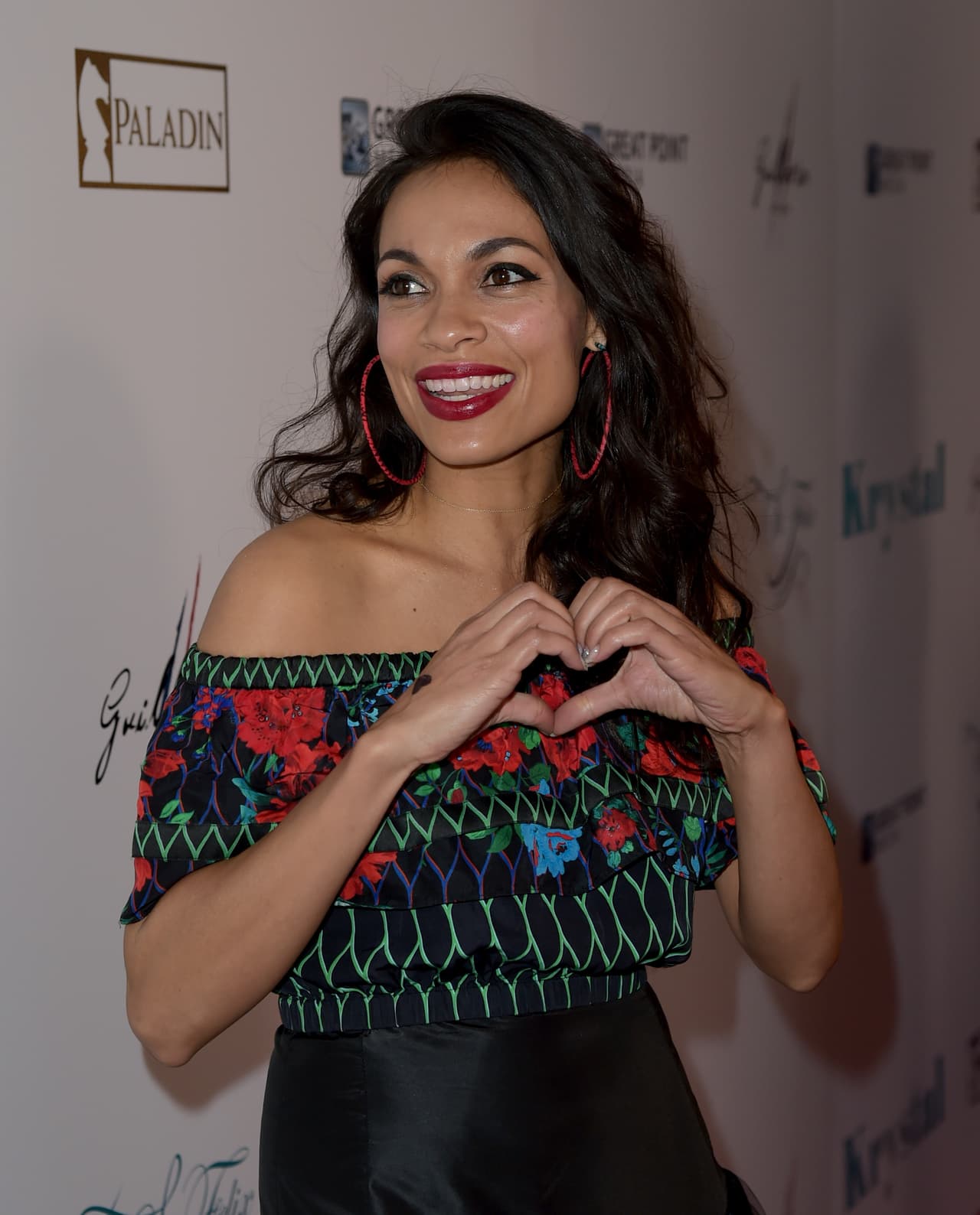 Rosario Dawson: la famosa actriz de Hollywood además de una apariencia muy latina, tiene directamente raíces con Puerto Rico, ya que su mamá es una escritora y cantante con orígenes boricuas y cubanas.