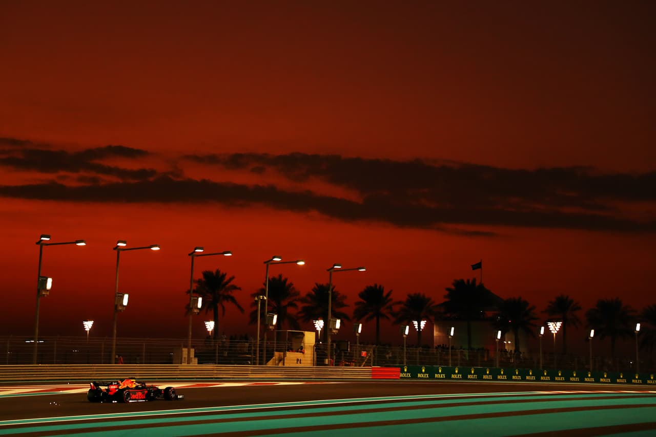 Lewis Hamilton es el primer piloto de la historia de la Formula 1 en liderar 19 Grandes Premios en una temporada. Nico Hulkenberg se retira de la Fórmula 1 y Hamilton comparte podio con Verstappen y Charles Leclerc.