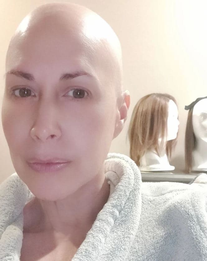 “Me despedí de mi cabellera desde el pasado 15 de febrero, ya que ver cómo se caía poco a poco, no lo niego, me hacía sentir triste. Decidí raparme cuando se me empezó a caer el pelo”, escribió en el texto que acompañó la imagen.