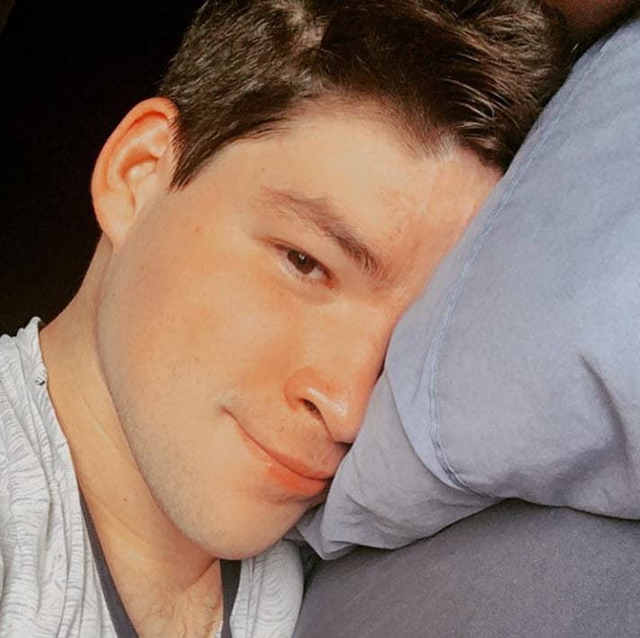 <b><a href="https://www.univision.com/famosos/estoy-muy-triste-hijo-menor-de-alfredo-adame-responde-a-las-acusaciones-de-robo-que-le-hizo-su-padre-fotos" target="_blank">El hijo menor del actor actualmente está muy ocupado en 'La cocina del mapache'</a></b>, el negocio de pasteles que emprendió junto a su mamá y sus hermanos, pues su papá ya no le paga la escuela.