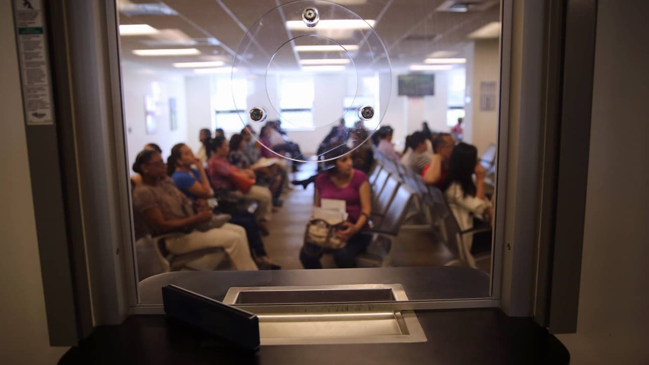 ¿Para quiénes aplica la tarifa de $100,000 de la visa H-1B? Te explicamos