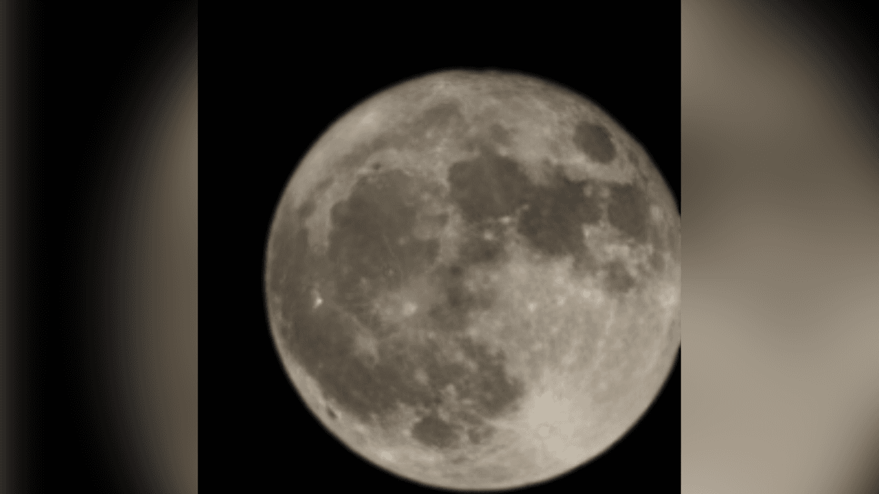 Otra mujer de
<i>Univision Dallas-Fort Worth</i>, después de varios intentos, logró captar la luna en todo su esplendor.