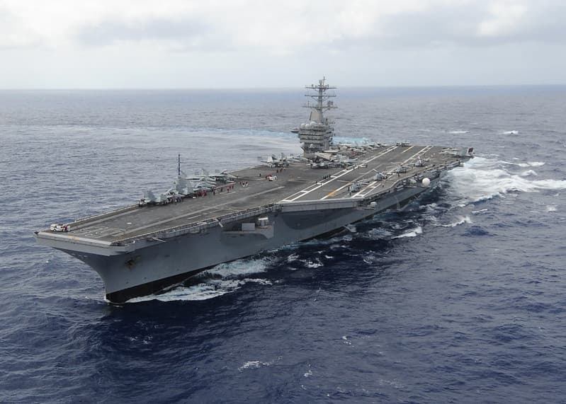 Durante su larga travesía, el USS Nimitz pocas veces llegó a un puerto. Las veces que lo hizo, la tripulación no pudo desembarcar debido al coronavirus; en cambio, 
<a href="https://www.seattletimes.com/nation-world/nation/after-10-months-at-sea-giant-navy-carrier-uss-nimitz-returns-to-a-changed-nation/" target="_blank">tuvo que mantenerse a bordo</a>, informó el mes pasado el diario 
<i>The Seattle Times</i>.