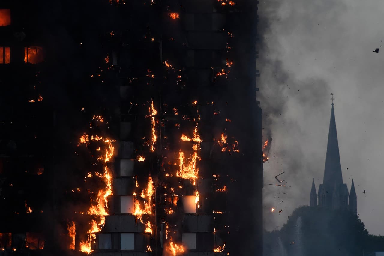 Pedazos encendidos se desprenden del edificio. El temor principal es que la torre colapse y se desplome.