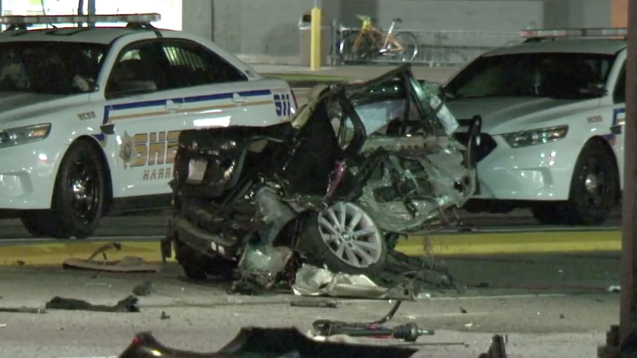 Los oficiales del sheriff del condado Harris están investigando quién pasó la luz roja y los detalles de cómo ocurrió el accidente.